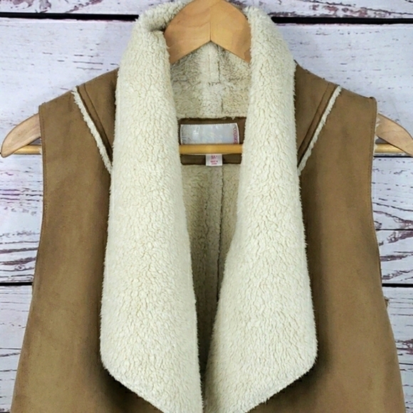 🎉HP🎉XHILARATION Faux Suede & Fur Vest Size SP - Picture 2 of 10